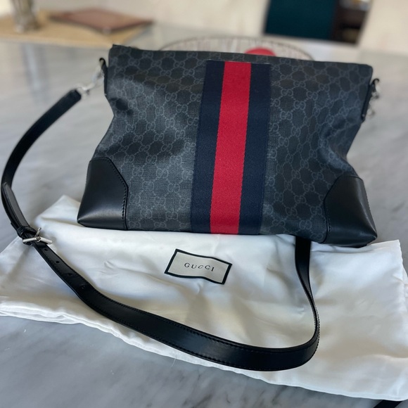 🌿authentic Gucci supreme messenger crossbody bag with duster. Great condition. - Picture 1 of 16